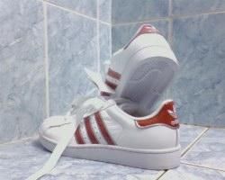 INCALTAMINTE SI IMBRACAMINTE - si a douia pereche de adidas superstar - Arhiva
