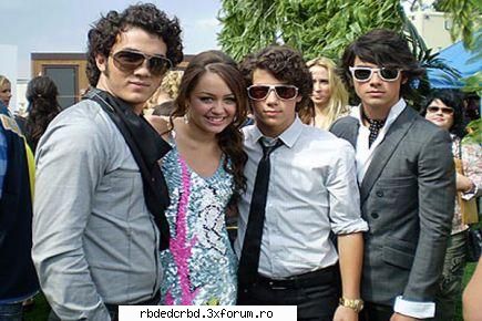 miley cirus scris:joe jonas apra mileyse pare miley isi reveni curand dupa sexy multumita ei.joe